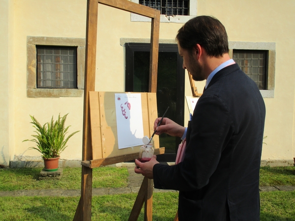 L'assessore all'Agricoltura Shaurli dipinge col torchiato un'immagine beneaugurante per Cantine aperte  