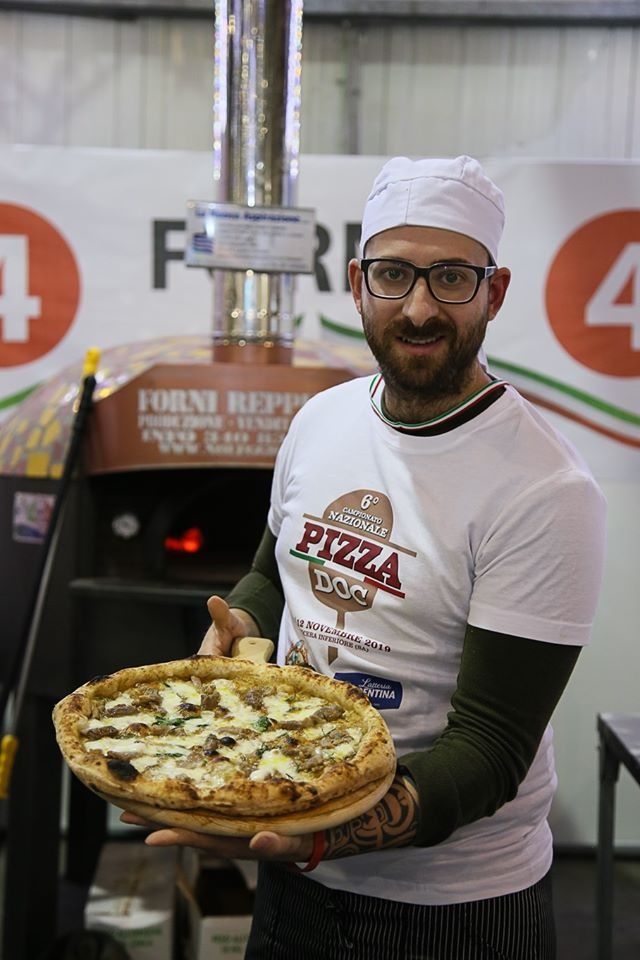 Gennaro Cirelli con la pizza vincitrice