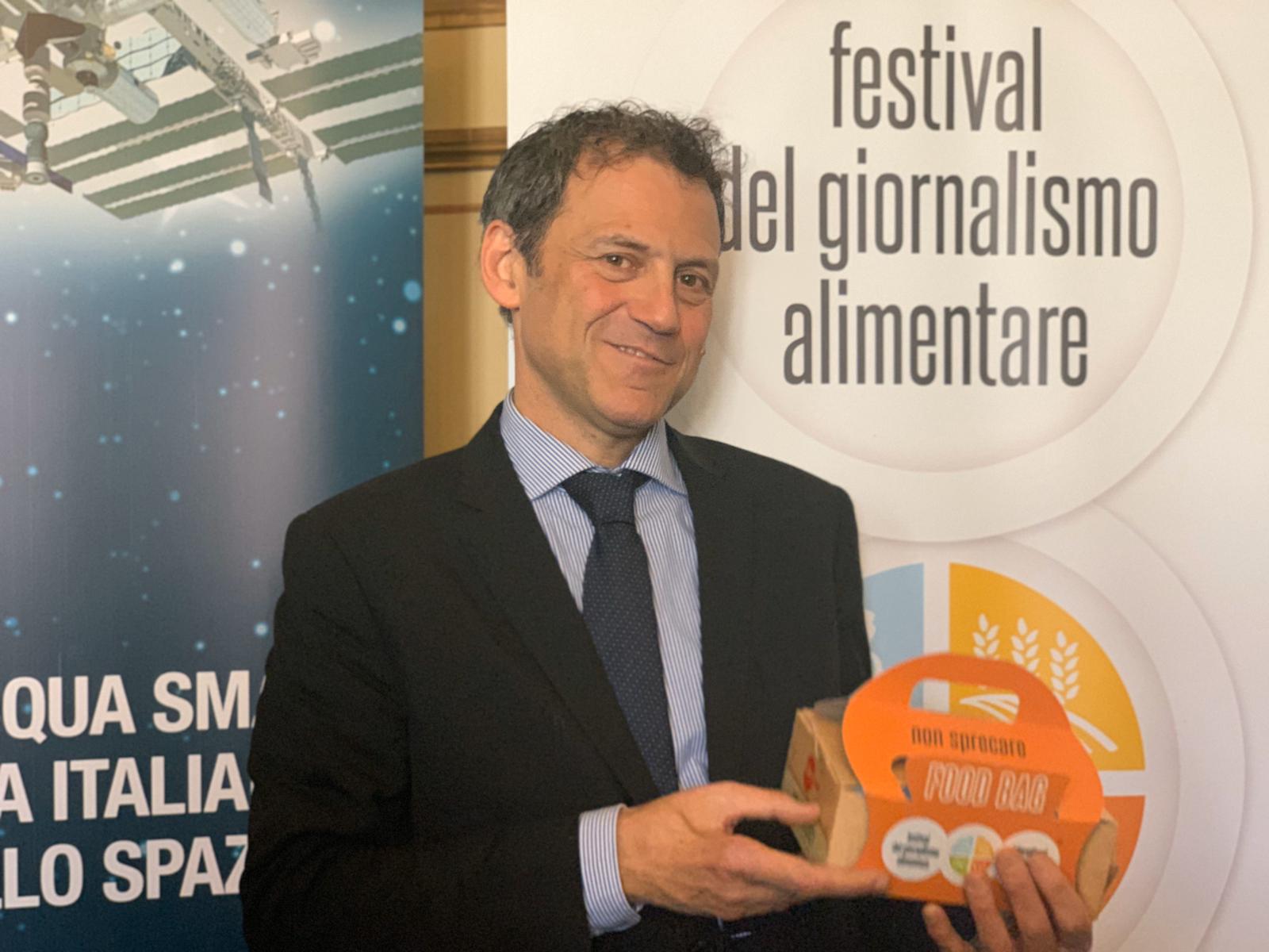Il direttore del Festival Massimiliano Borgia con la Food Bag antispreco