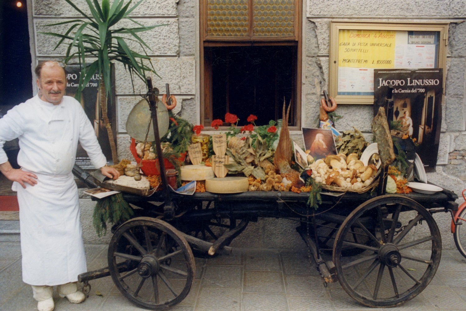 Gianni Cosetti con carretto dei prodotti tipici davanti al "Roma"