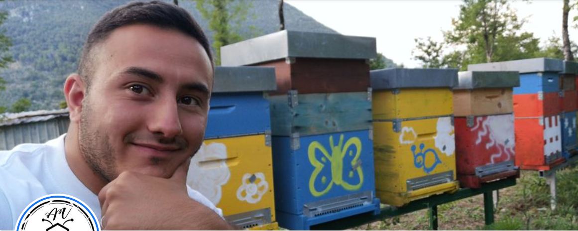Venditti, il giovane titolare dell'azienda apistica di Campobasso