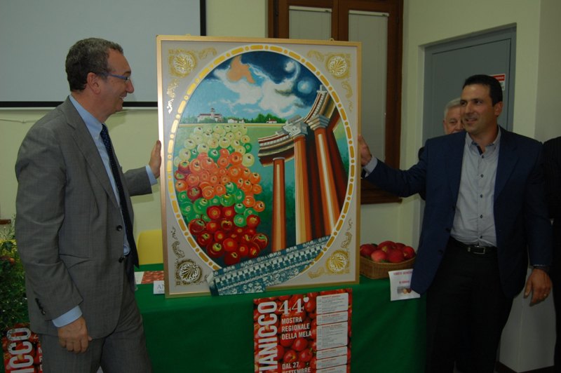 L'assessore regionale all'agricoltura Sergio Bolzonello alla premiazione della Miglior azienda Mele a Pantianicco