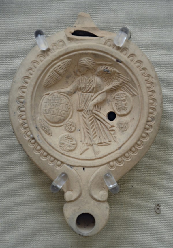 lucerna in terracotta con vittoria alata e frase beneaugurante, British Museum