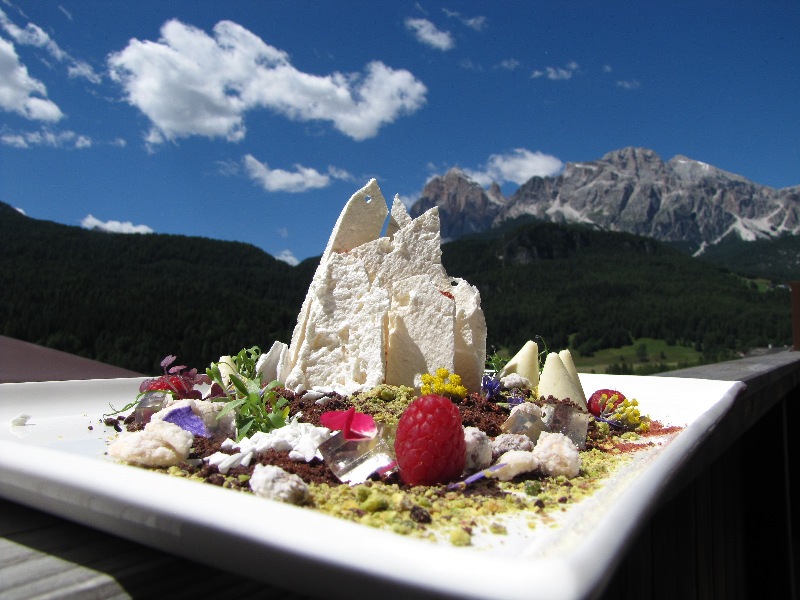 Dolce omaggio alle dolomiti dello chef Alessandro Favrin, ph: Rosapetra spa & resort