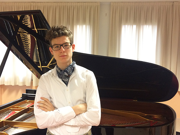 Mattia Groppello al pianoforte a Villa Beretta