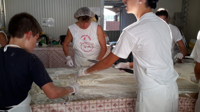 I volontari preparano gnocchi a volontà alla sagra delle patate di Godia