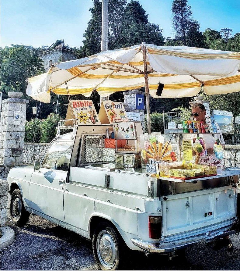 il furgoncino dei gelati nella baia di Sistiana