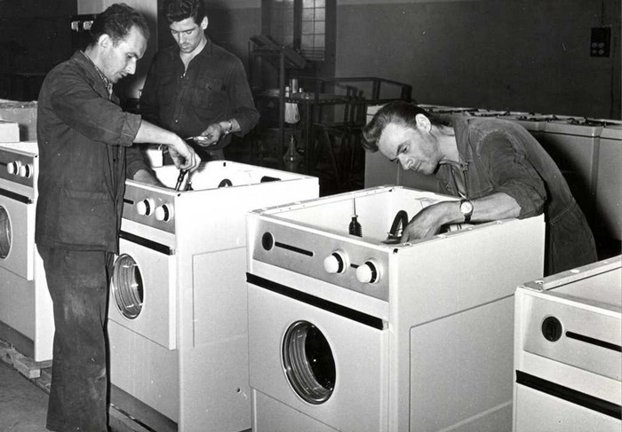 Reparto lavabiancheria alla Zanussi. Montaggio del modello 211. Fine anni 50. Foto Archivio Circolo Anziani del Lavoro Electrolux Zanussi, PN