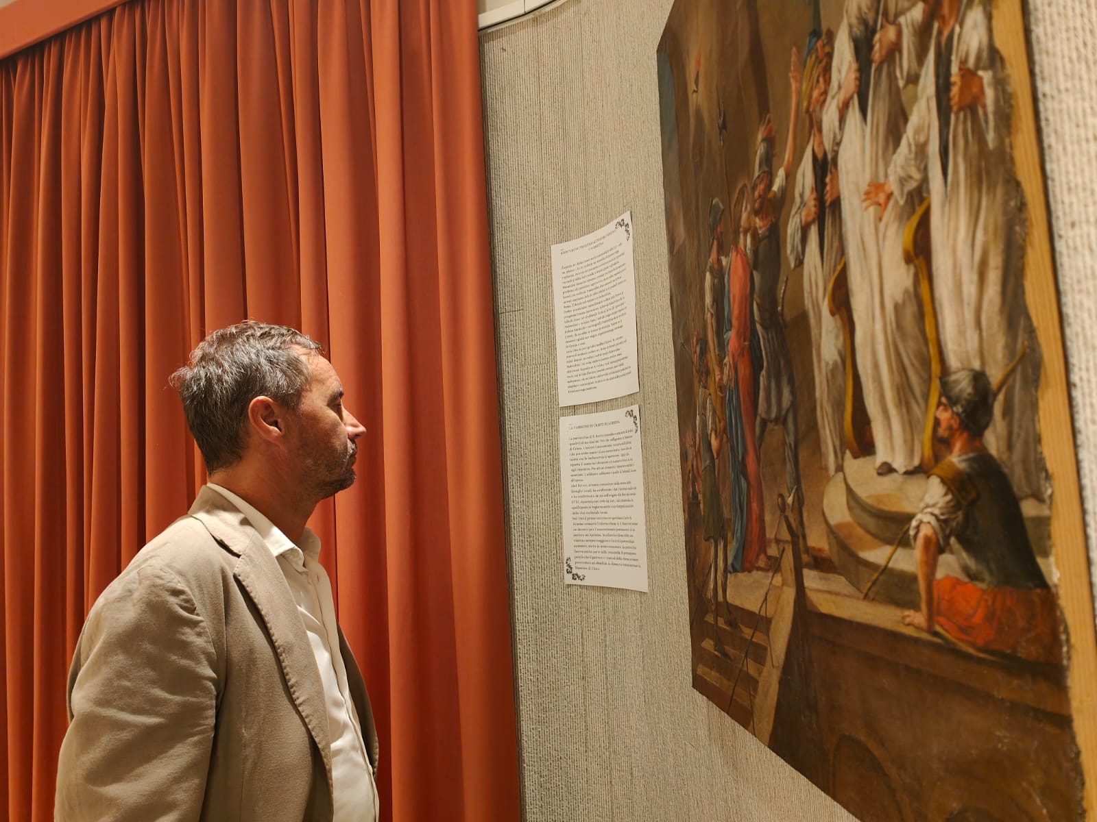 Il sindaco Igor Gabrovec  davanti a una delle tavole della via Crucis esposta in mostra 