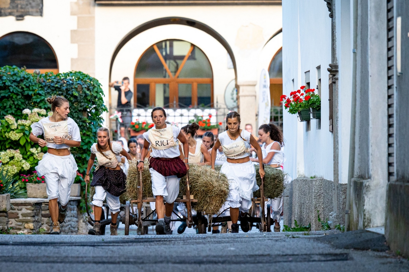 anche le donne gareggiano in una sezione speciale del palio