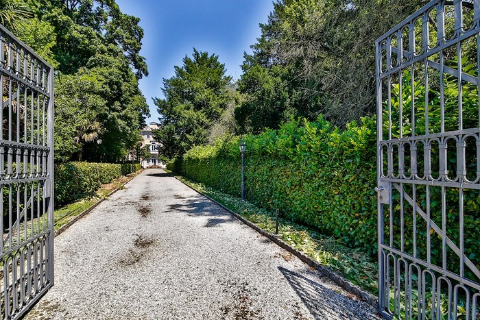 Ingresso al parco di Villa Chiozza a Scodovacca di Cervignano ph. F. Gallina