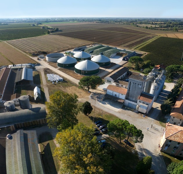 Veduta aerea della Fattoria di Azzano X con impianti a biogas 