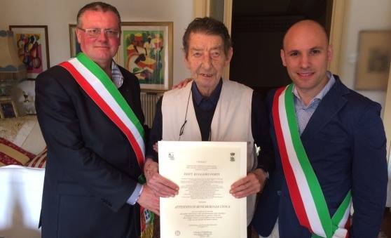 Il sindaco di San Giorgio alla Richinvelda Michele Leon e il sindaco di Spilimbergo Renzo Francesconi consegnano un attestato di benemerenza per la sua attività a Ruggero Forti alla vigilia del suo 82º compleanno