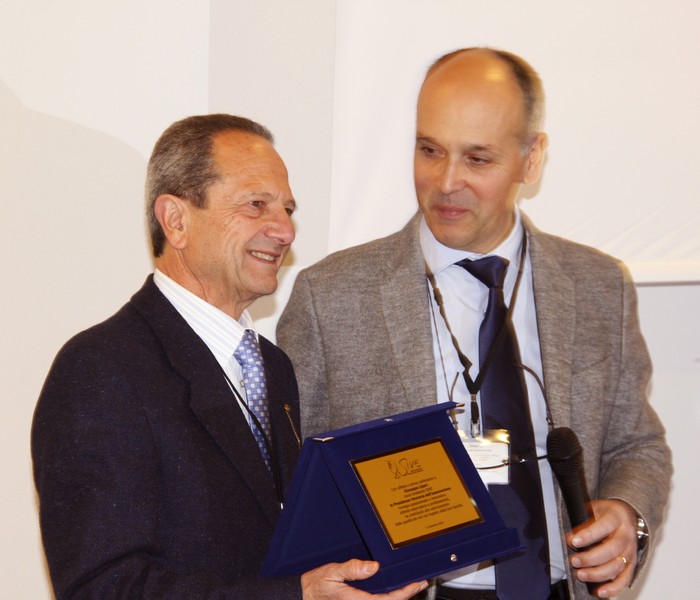 Il professore Celotti della Sive consegna la targa di Presidente onorario SIVe a Beppe Lipari, foto Claudio Fabbro