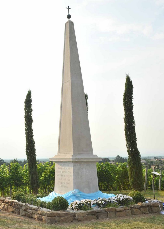 La stele dedicata ad Antonietta Wasserman ora nella proprietà Croatto a Buttrio di fronte a villa di Toppo Florio