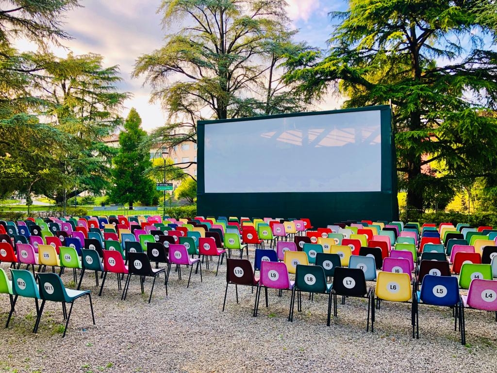 Cinema all'aperto giardino Loris Fortuna ph Massimo Miani