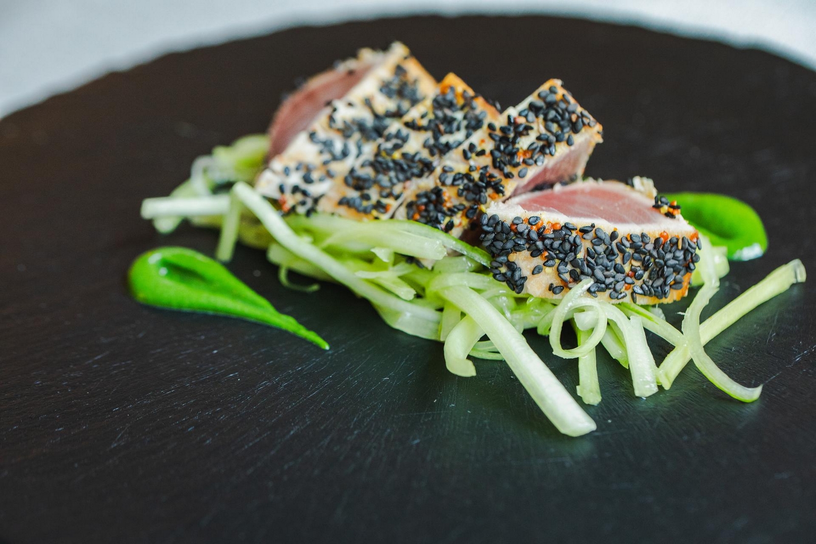 tataki di tonno con puntarelle alla romana