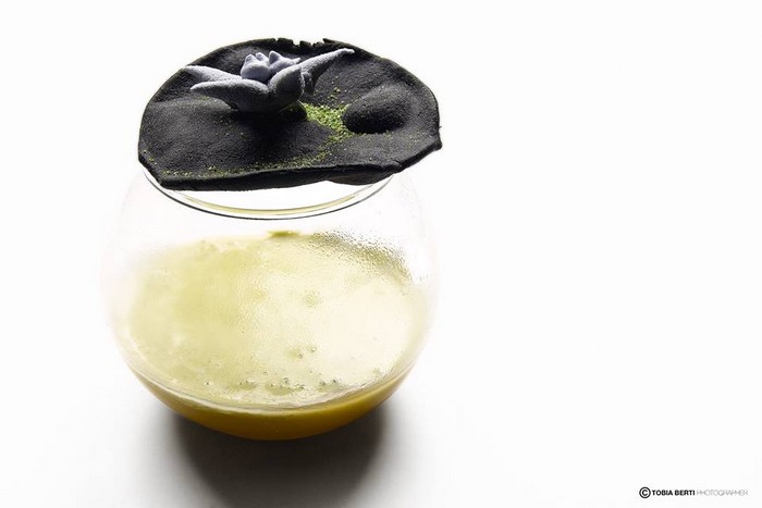 cappuccino di baccalà, composta di pesche schiuma di piselli e crostolo al nero di seppia, foto Tobia Berti