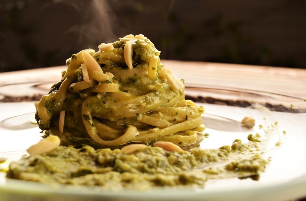 VEGood Spaghetti al pesto di avocado, rucola e zucchine