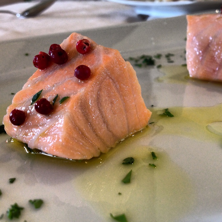 Filetto di salmone scottato al pepe rosa e olio Evo