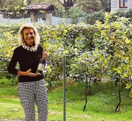 Giovannella Fugazza con il Tasto Atellano nella vigna di Leonardo a Milano