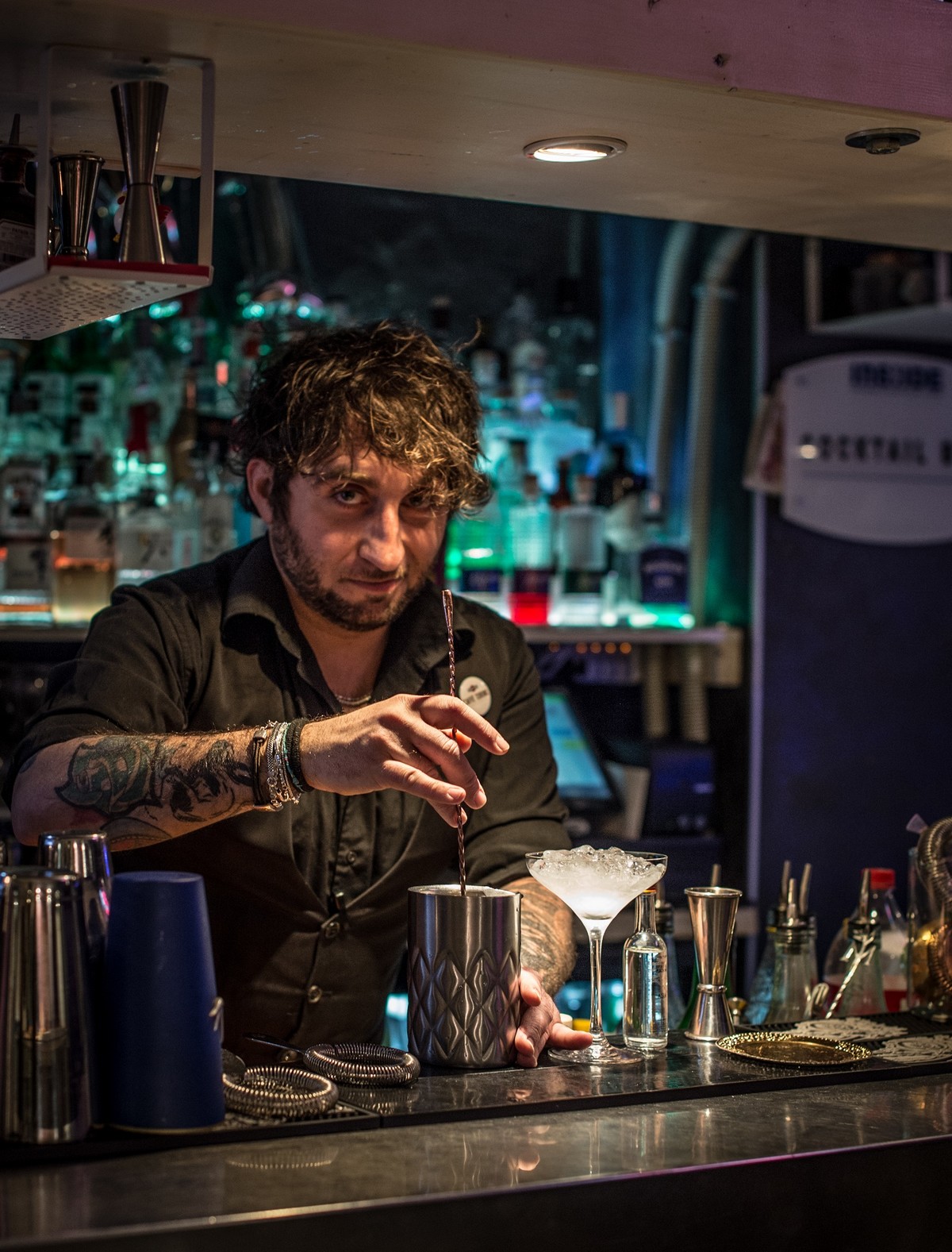 Marco Riccetti head bartender dell'Inside Restaurant Cocktail Bar di Torino
