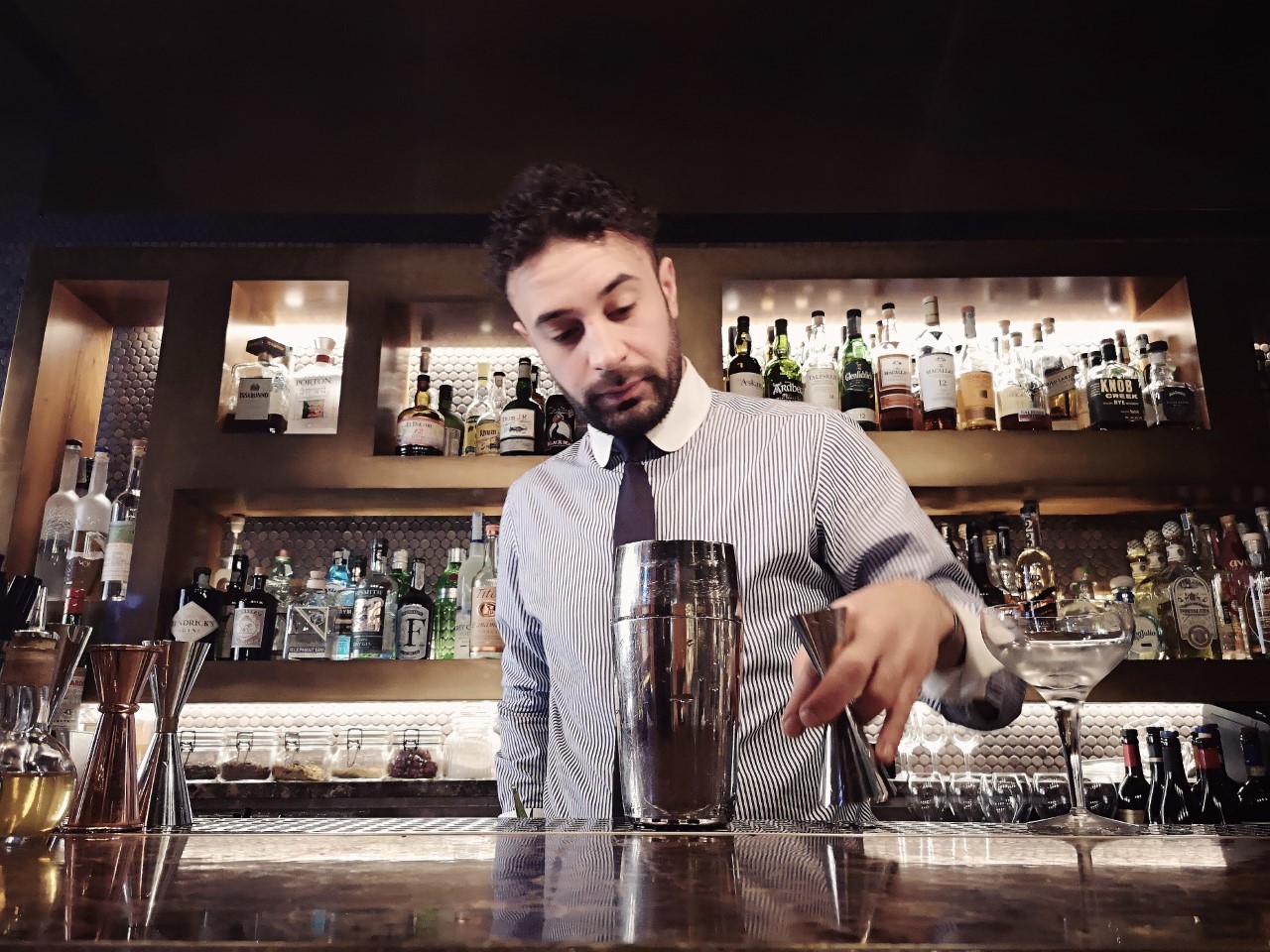 il bartender Vincenzo Tropea del ristorante Pierluigi di Roma