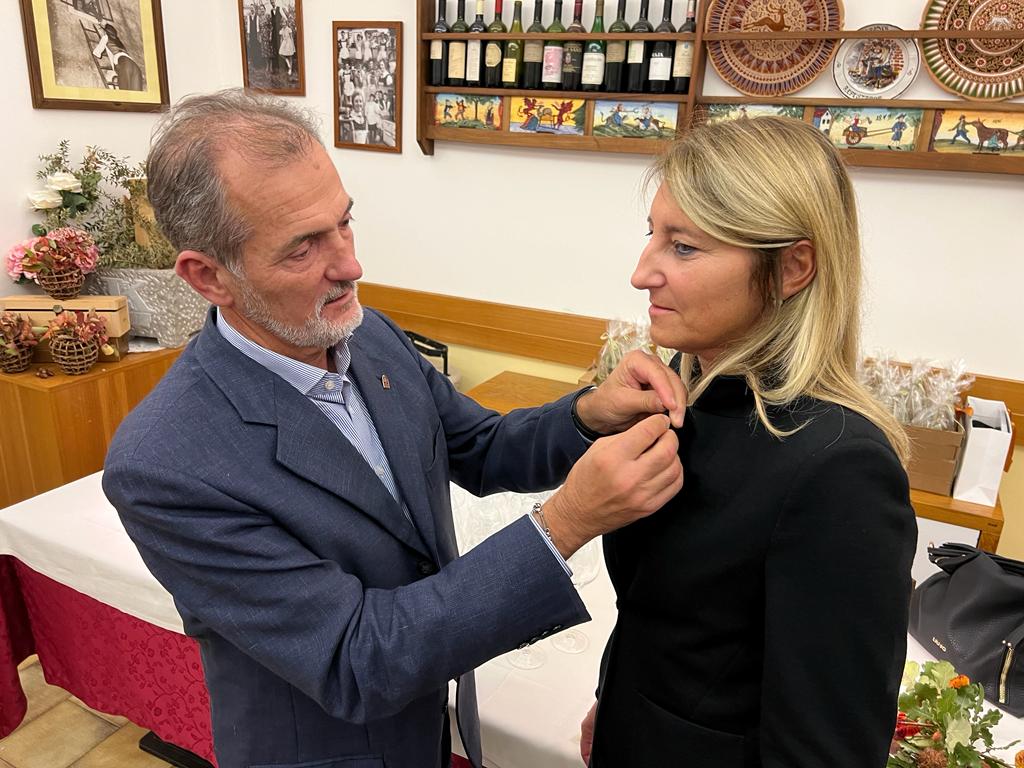 Tiziano Venturini consegna la spilla al sindaco Tanja Kosmina