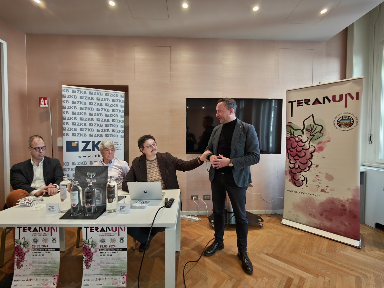 Teranum 2024 un momento della conferenza stampa di presentazione  da sx Pizziga, Lenardon, Jakomin. In piedi Igor Gabroves, sindaco di Duino Aurisina
